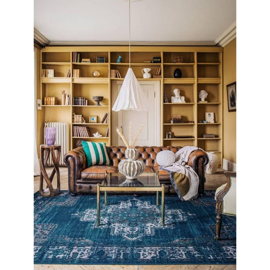 Arredo per soggiorno blu con ante stile vintage